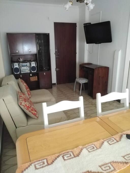 Departamento Amplio, A La Calle, Plaza Colon *